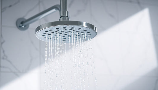 Cloro e capelli rovinati? Come l'acqua della doccia danneggia i tuoi capelli e come proteggerli