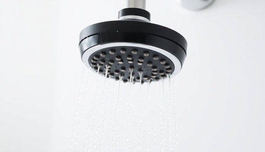 Doccia Filtrata vs Acqua di Città: Come Proteggere Pelle e Capelli dall'Acqua Non Trattata
